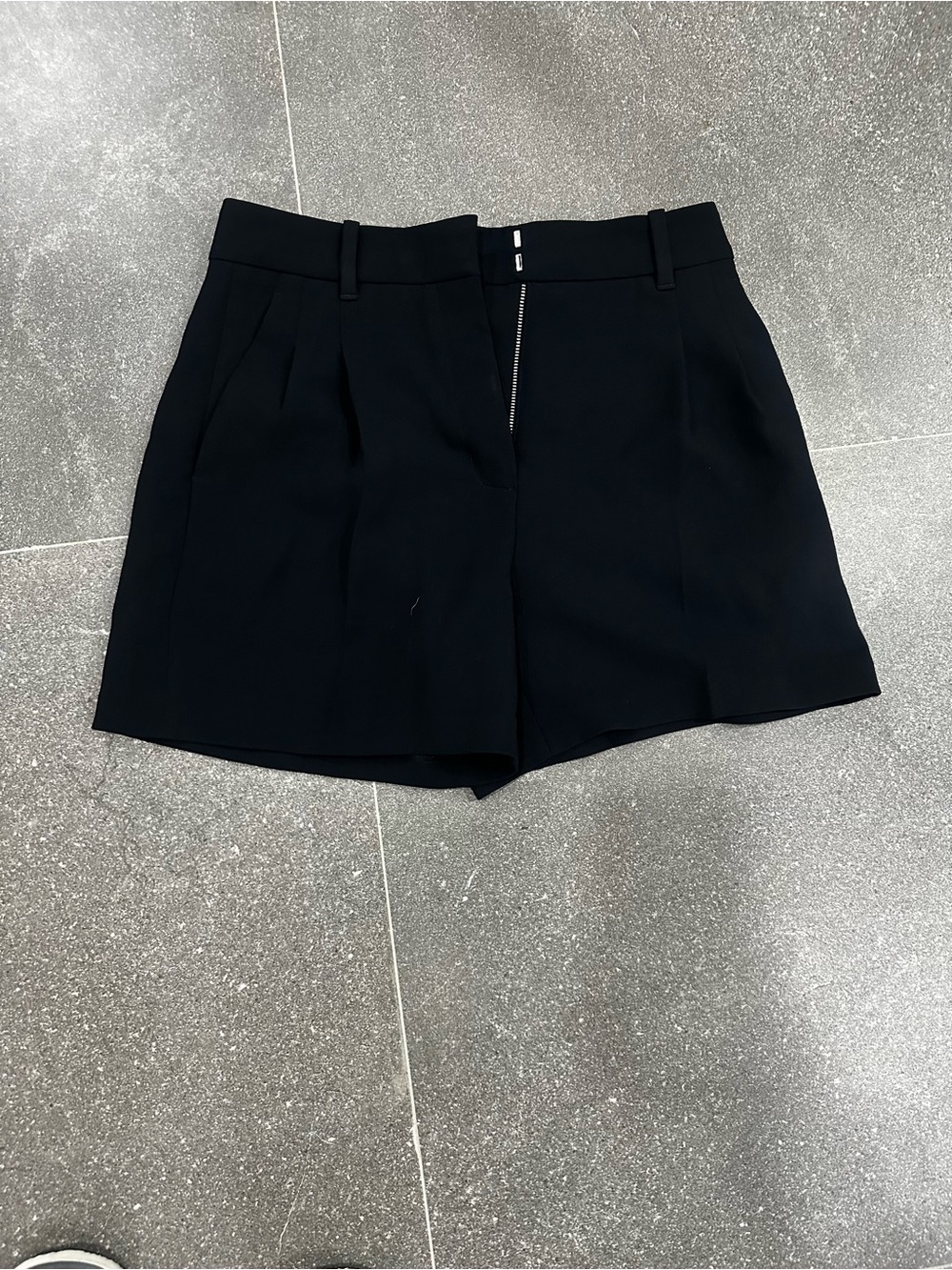Aritzia The Effortless Short Black High Rise Pleated Shorts Size 4